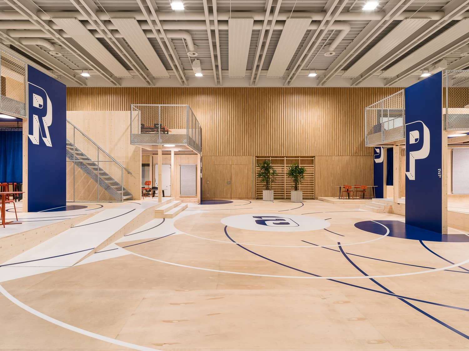 Innenansicht auf eine ehemalige Turnhalle, die zu einem Multifunktionsraum umgebaut wurde